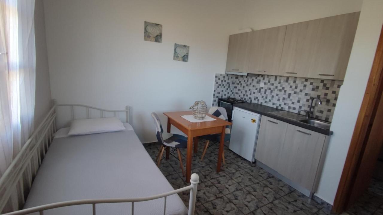 Tramonto Nel Delfini Apartment Kini Exterior photo